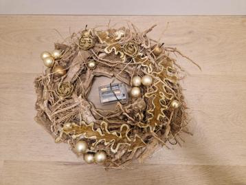 ronde kerstkrans met decoratie beschikbaar voor biedingen