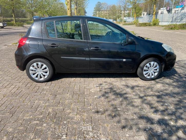 Renault Clio 1.2 16V 55KW 5-DRS E4 2010 Zwart, Auto's, Renault, Particulier, Clio, Benzine, C, Hatchback, Handgeschakeld, Origineel Nederlands