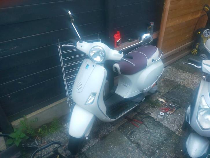 Zeer Nette Vespa, Fietsen en Brommers, Brommers | Vespa, Zo goed als nieuw, Overige modellen, Maximaal 45 km/u, Ophalen of Verzenden