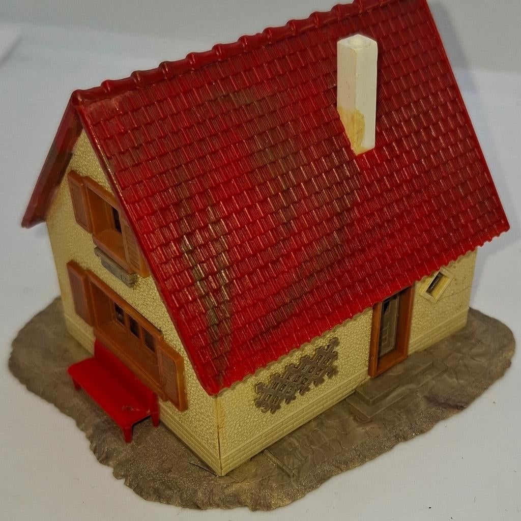 Huisje met rood bankje in ho, Gebruikt, Gelijkstroom of Wisselstroom, Brug, Tunnel of Gebouw, Ophalen of Verzenden