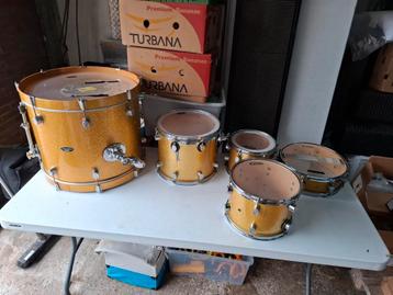  Drumstel met Hardware en Tassen beschikbaar voor biedingen