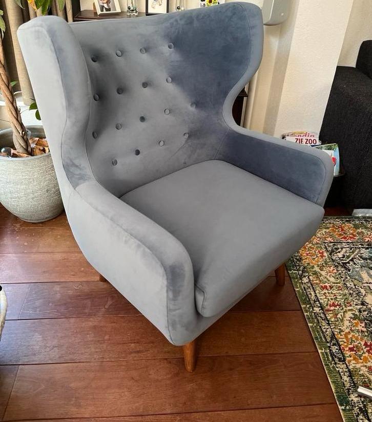 Blauwe Oorfauteuil met Houten Poten, Huis en Inrichting, Fauteuils, Zo goed als nieuw, Stof, 50 tot 75 cm, 75 tot 100 cm, Ophalen