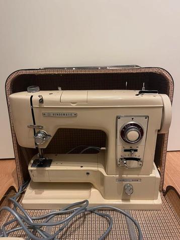 Vendomatic naaimachine model B775 beschikbaar voor biedingen