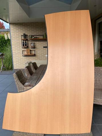 Hoekbureau met stevige poten