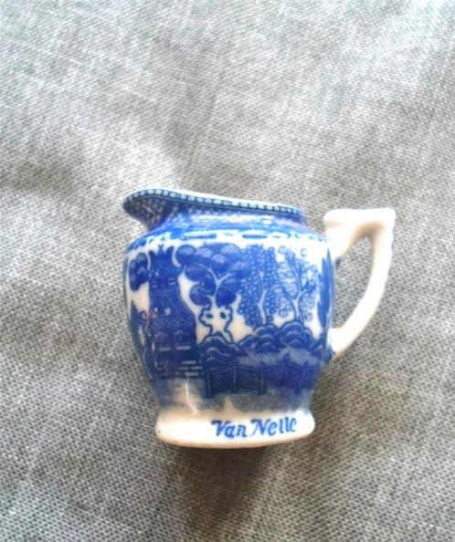 Porseleinen Melkkannetje Van Nelle. Blue Willow. Jaren '50., Antiek en Kunst, Antiek | Servies los, Ophalen of Verzenden