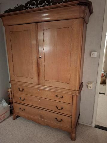 Mooie eikenhouten kabinet/kast beschikbaar voor biedingen