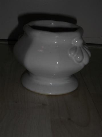 leuk wit bloempotje, hoogte 8 cm beschikbaar voor biedingen