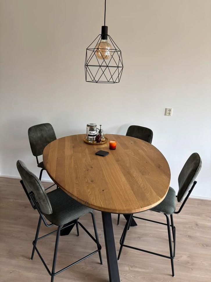 Hoge eettafel in unieke vorm + 4 groene barstoelen, Huis en Inrichting, Tafels | Eettafels, Zo goed als nieuw, 100 tot 150 cm