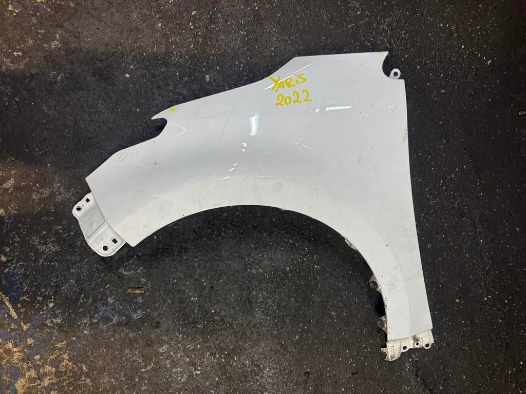 Toyota Yaris 2022 Spatbord (Wit) Links Voor, Auto-onderdelen, Gebruikt, Voor, Ophalen of Verzenden, Spatbord