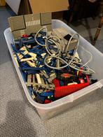 2 kratten Lego met trein en rijplaat + krat Playmobil cadeau, Ophalen, Gebruikt, Losse stenen, Lego