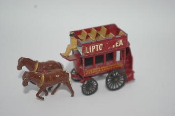 Verzameling heel oude metalen miniatuur auto's. beschikbaar voor biedingen