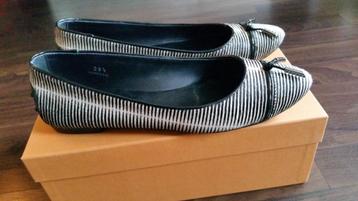 Tod's Pony Laccetto ballerina's zwart met fijn wit streepje beschikbaar voor biedingen
