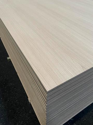 MDF Eiken Dosse gefineerd 244cm x 122cm dikte 17mm  beschikbaar voor biedingen