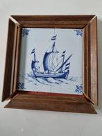 Delfts blauw tegel met schip in lijst, Antiek en Kunst, Antiek | Wandborden en Tegels, Ophalen of Verzenden