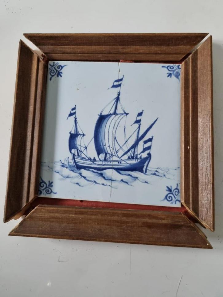 Delfts blauw tegel met schip in lijst, Antiek en Kunst, Antiek | Wandborden en Tegels, Ophalen of Verzenden