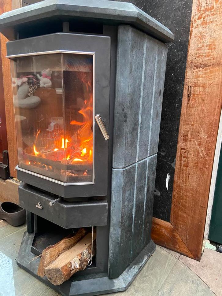 Barbas houtlachel omringd met dikke speksteen platen, Huis en Inrichting, Kachels, Zo goed als nieuw, Houtkachel, Hout, Ophalen of Verzenden