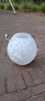 Mooie bolvormige lamp met bloemmotief, Ophalen of Verzenden, Minder dan 100 cm, Modern, Glas