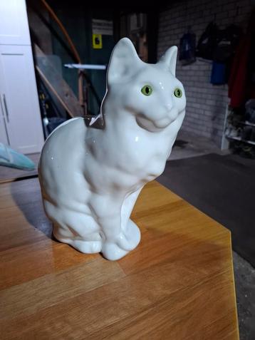 Beeld kat beschikbaar voor biedingen