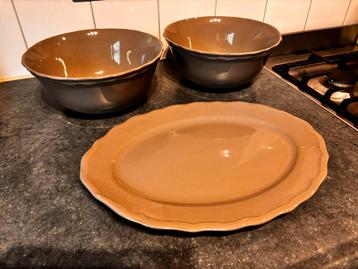 2 serveerschalen en 1 serveerkom beschikbaar voor biedingen