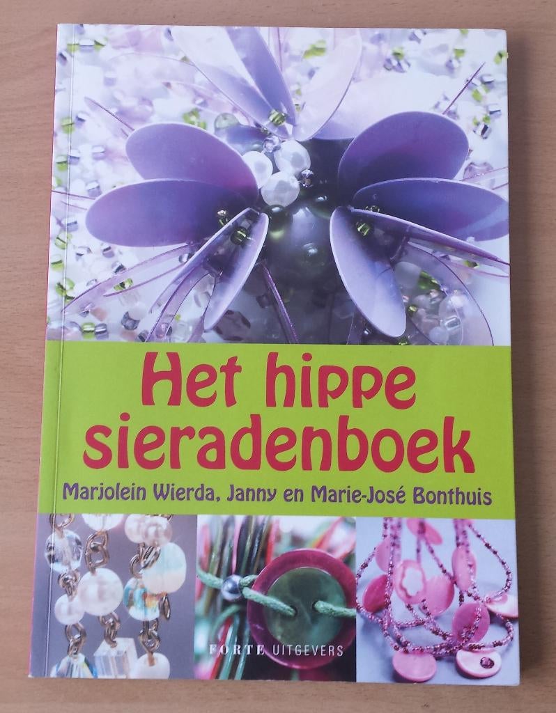 Het Hippe Sieradenboek - Marjolein Wierda e.a. - 2006, Hobby en Vrije tijd, Kralen en Sieraden maken, Gebruikt, Overige typen