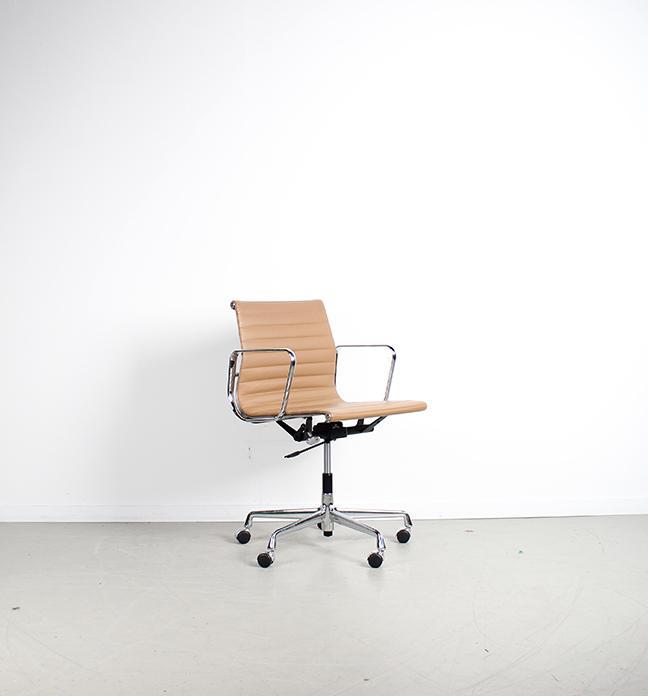 8x Vitra Eames EA 117 Bureaustoel Cognac Leer – Aluminium, Huis en Inrichting, Bureaustoelen, Zo goed als nieuw, Bureaustoel, Ophalen of Verzenden