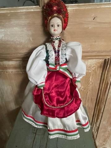 Grote Hongaarse klederdracht pop. Souvenir pop Hongarije.    beschikbaar voor biedingen