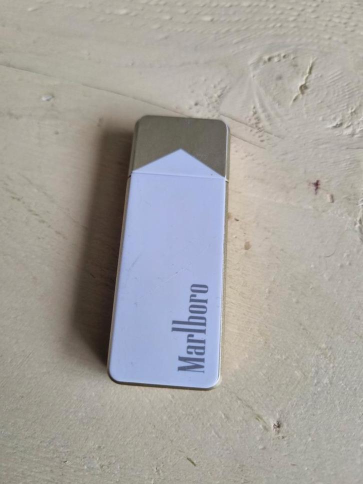 Marlboro Aansteker - Nieuwstaat elektrisch oplaadbaar, Verzamelen, Rookartikelen, Aanstekers en Luciferdoosjes, Zo goed als nieuw
