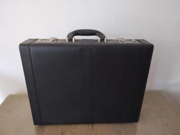 Koffer met cijferslot beschikbaar voor biedingen