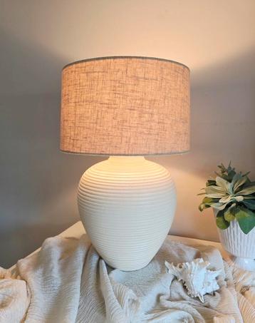 Vaaslamp met linnen kap beschikbaar voor biedingen