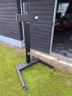 TV-standaard /  Televisiebeugels op wielen, Ophalen, Zo goed als nieuw