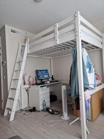 Hoogslaper met lattenbodem en matras beschikbaar voor biedingen