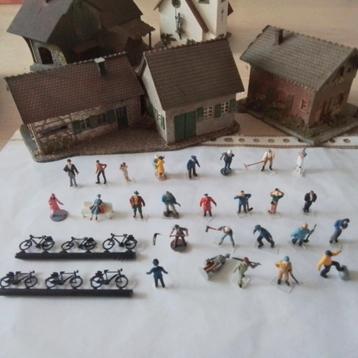 26 Figuren & 6 Fietsen voor de H0 modelspoorbaan  beschikbaar voor biedingen