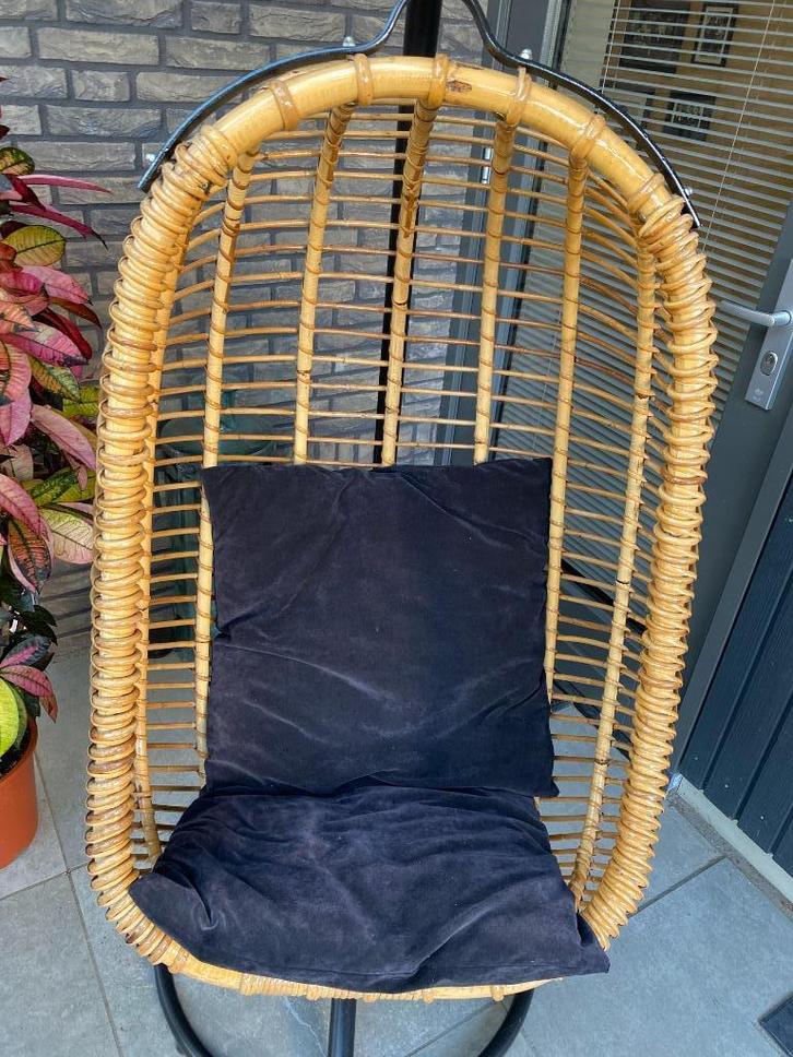 Rotan hangstoel met standaard, Huis en Inrichting, Stoelen, Gebruikt, Eén, Riet of Rotan, Overige kleuren, Ophalen