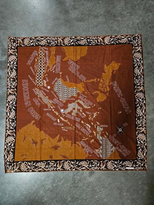 Vintage Batik doek landkaart Indonesië map 88 cm x 87 cm, Antiek en Kunst, Antiek | Kleden en Textiel, Ophalen of Verzenden
