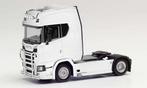 Scania CS 20 HD 4x2 + lamp. Bullbar, wit, Ophalen of Verzenden, Nieuw, Bus of Vrachtwagen, Herpa