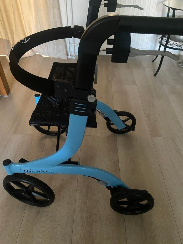 Mooie blauw zwarte rollator, Diversen, Rollators, Ophalen of Verzenden, Opvouwbaar, Zo goed als nieuw