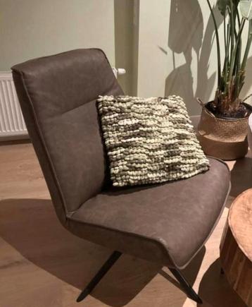 2 nieuwe bruine draaifauteuils met zwart metalen poot. beschikbaar voor biedingen