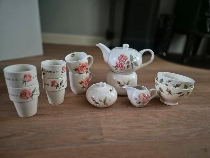 JET theeservies met roosjes, Huis en Inrichting, Keuken | Servies, Gebruikt, Compleet servies, Overige stijlen, Aardewerk, Ophalen of Verzenden