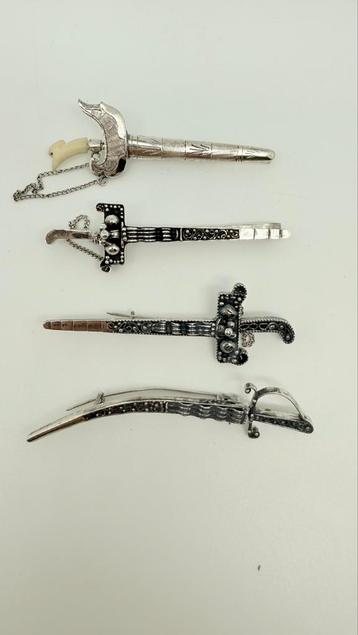 4 antieke echt zilveren sieraden: zwaardjes in houder. beschikbaar voor biedingen