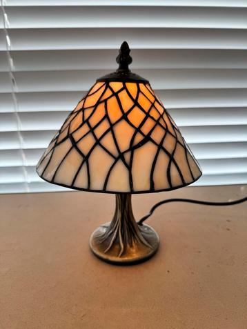 Tiffany Stijl Bureaulamp - Beige/Geel Glas in Lood beschikbaar voor biedingen