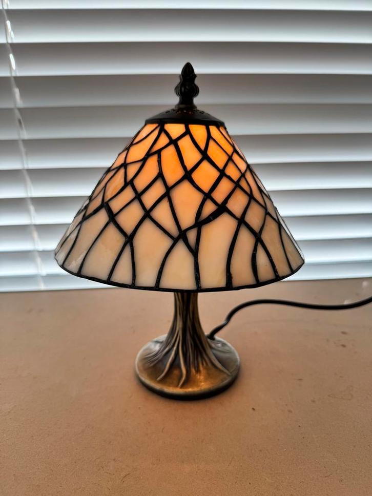 Tiffany Stijl Bureaulamp - Beige/Geel Glas in Lood, Antiek en Kunst, Antiek | Lampen, Ophalen of Verzenden