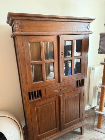 Buffet/vitrine kast beschikbaar voor biedingen