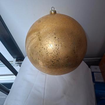 2 hele grote goudkleurige kerstballen beschikbaar voor biedingen