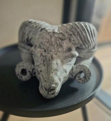 Stenen Ram hoofd Decoratie beschikbaar voor biedingen