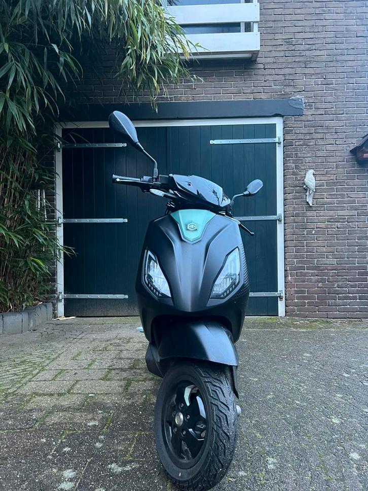 piaggio one+, Fietsen en Brommers, Scooters | Piaggio, Gebruikt, Overige modellen, Maximaal 45 km/u, Elektrisch, Ophalen
