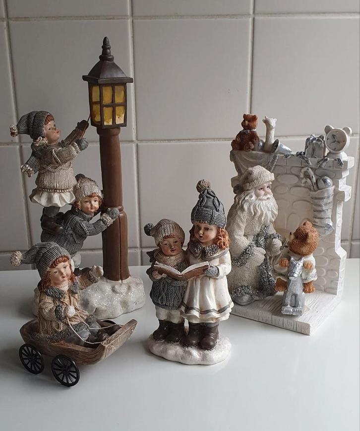 Kerstdecoratie: set van 4 beeldjes o.a. met de kerstman, Diversen, Kerst, Zo goed als nieuw, Ophalen of Verzenden