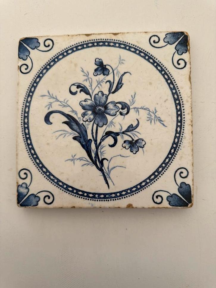 Oude Delftse Tegel met Bloemen, Antiek en Kunst, Antiek | Wandborden en Tegels, Ophalen of Verzenden