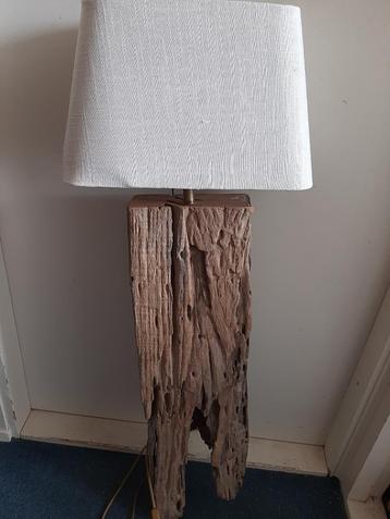 Origineel houten lamp. beschikbaar voor biedingen