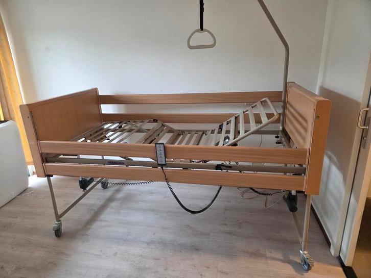 Elektrisch verstelbaar seniorenbed, Huis en Inrichting, Slaapkamer | Bedden, Gebruikt, Eenpersoons, 90 cm, Hout, Verstelbaar, Ophalen