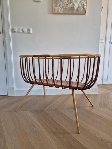 Vintage rotan wieg beschikbaar voor biedingen